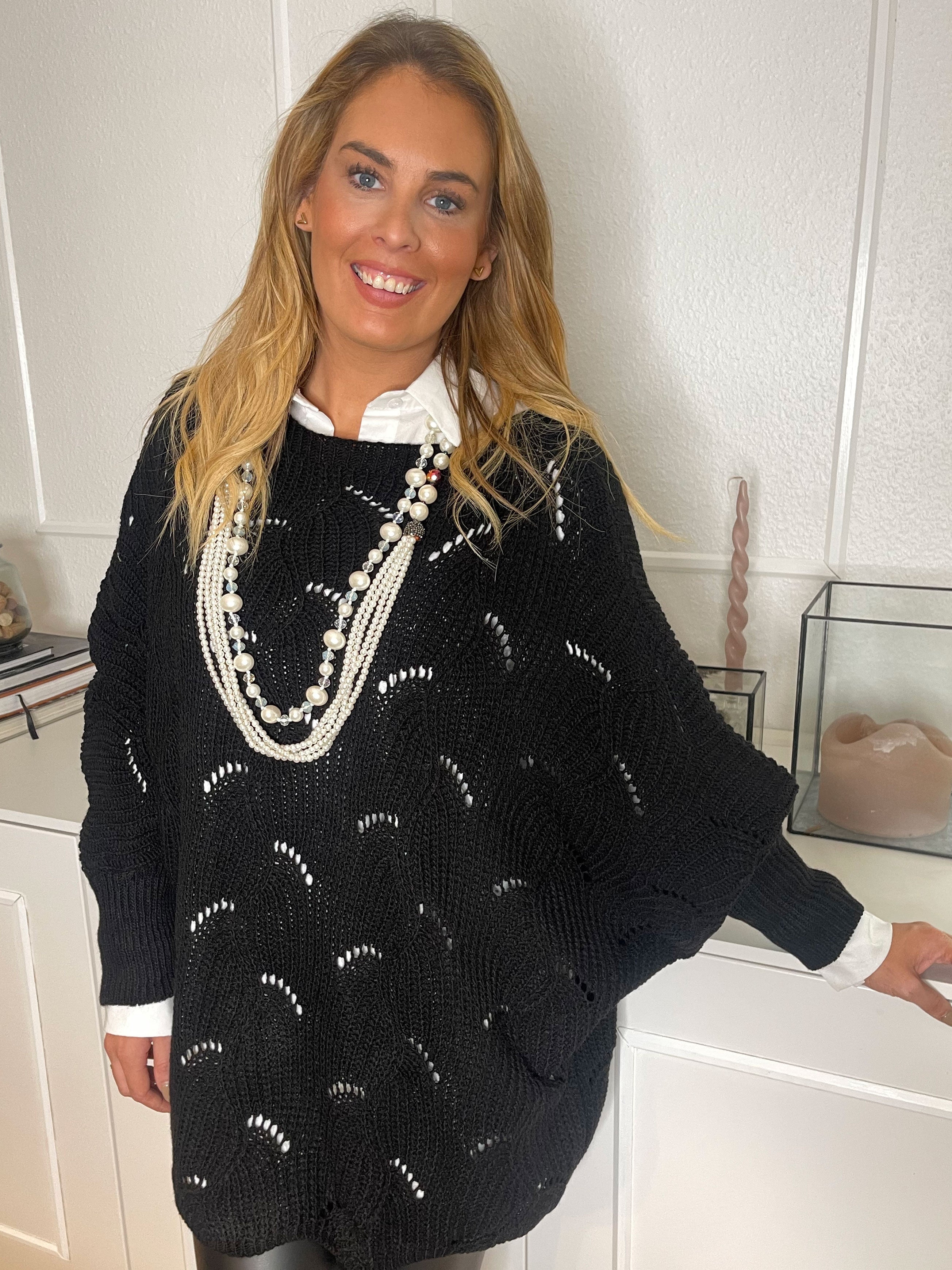 Manja - Stickad blus med hålmönster